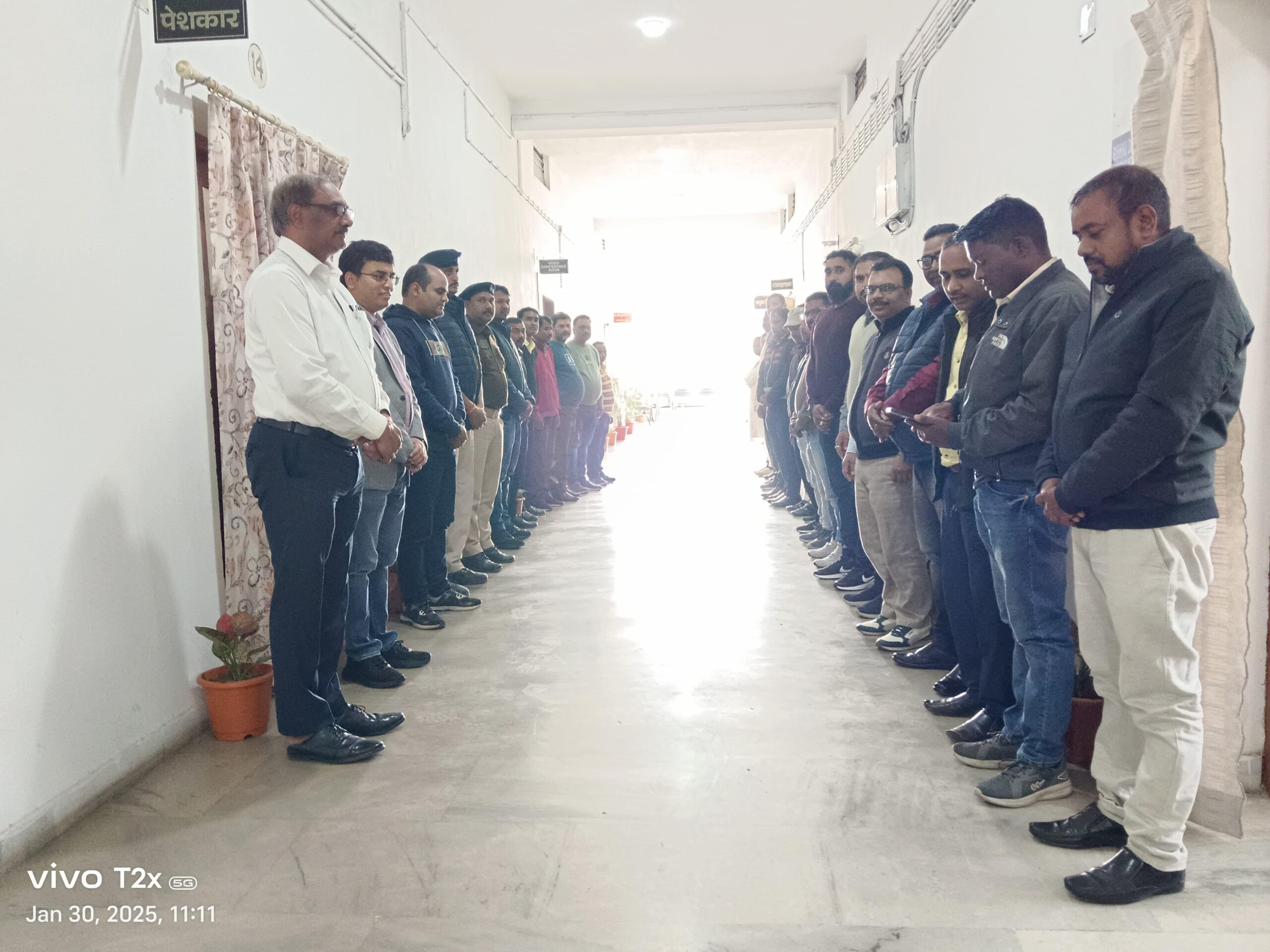 Chaibasa: प्रमंडलीय आयुक्त कार्यालय में शहीद दिवस पर शहीदों को दी गई श्रद्धांजलि