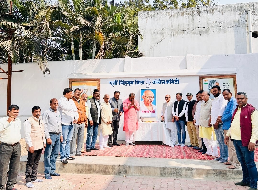Jamshedpur: महात्मा गांधी की पुण्यतिथि पर कांग्रेसजनों ने अर्पित की श्रद्धांजलि