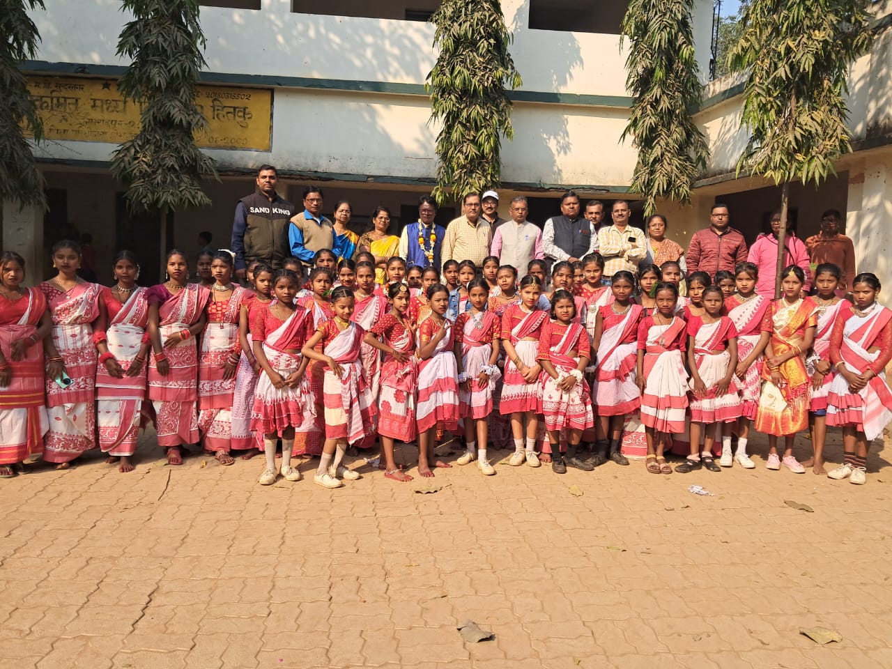 Jamshedpur: उत्क्रमित मध्य विद्यालय हितकु में प्रधानाध्यापक सुशील कुमार मांझी को सेवानिवृत्ति पर दी गयी विदाई