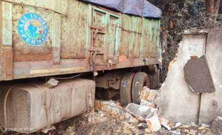 Kandra: ट्रेलर लुढ़ककर वन विभाग की दीवार से टकराया, जानिए क्या थी वजह?