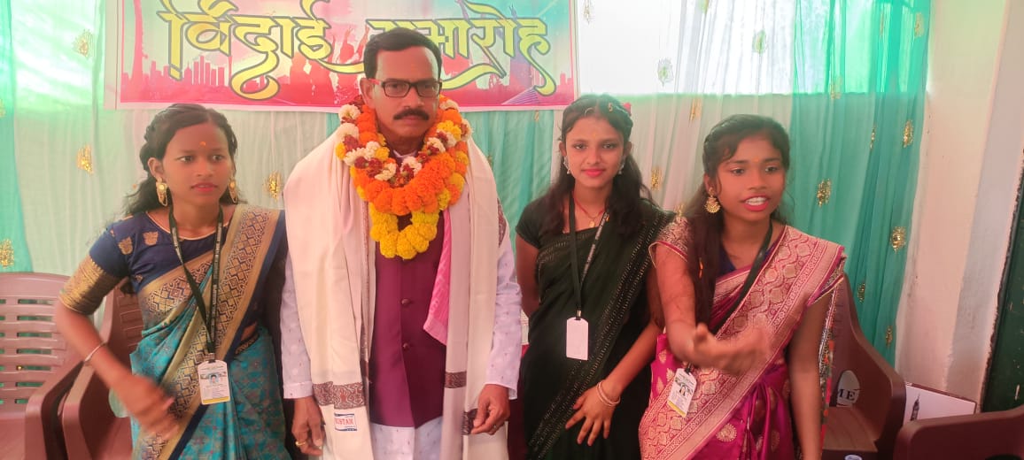 Kharsawan: उत्क्रमित उच्च विद्यालय कृष्णापुर के प्रधानाध्यापक हुए सेवानिवृत