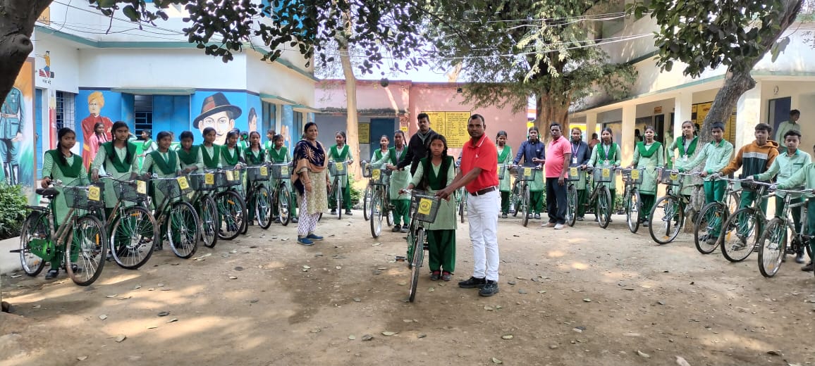 Gamharia: उत्क्रमित उच्च विद्यालय के छात्रों को दी गई साइकिल
