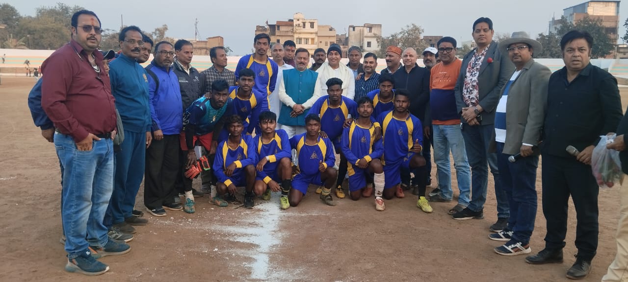 Deoghar: KKN स्टेडियम में बालो दा मेमोरियल फुटबॉल प्रतियोगिता शुरू, देशबंधु क्लब की शानदार जीत
