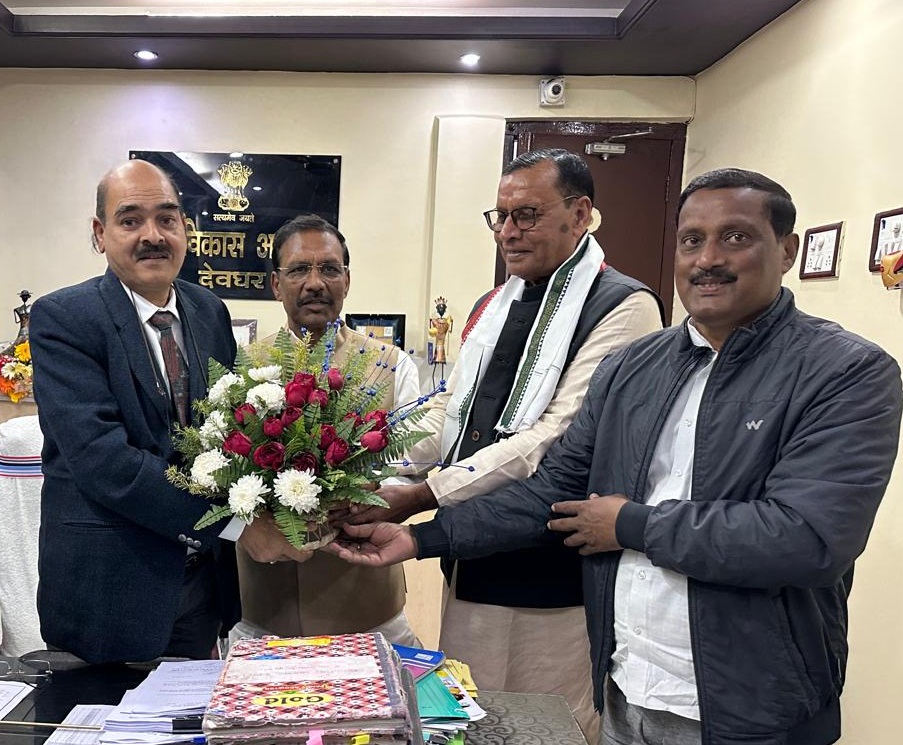 Deoghar: रिटायर हुए DDC नवीन कुमार, बीस सूत्री उपाध्यक्ष का सम्मान