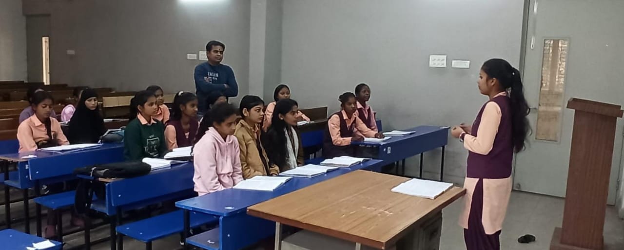 Jamshedpur: ग्रेजुएट कॉलेज में कक्षा संचालन करवा कर बढ़ाया जा रहा छात्राओं का आत्मविश्वास