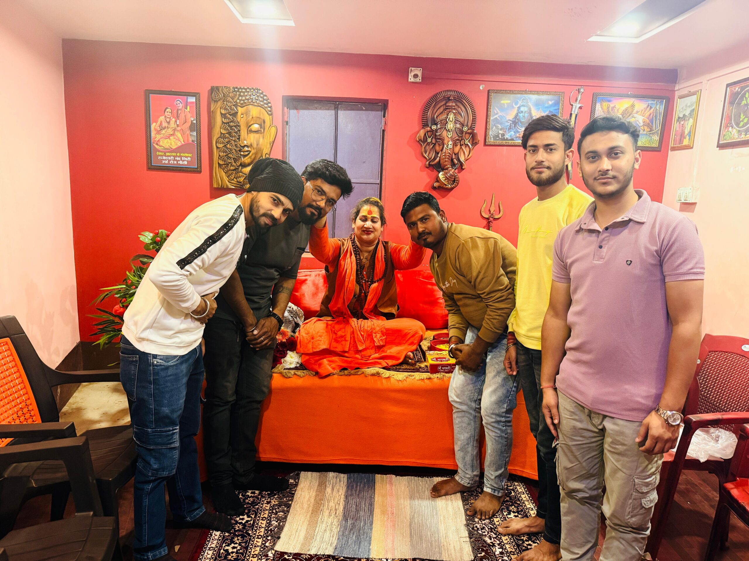 Deoghar: महामंडलेश्वर रोज मौसी से मिला केसरवानी तरुण सभा, श्रद्धालुओं की सहायता में जुटी महामंडलेश्वर