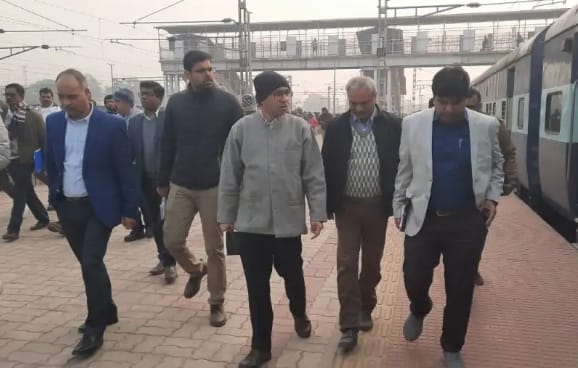 आदित्यपुर रेलवे स्टेशन के विकास कार्यों में हो रही देरी पर डीआरएम ने अधिकारियों को लगाई फटकार