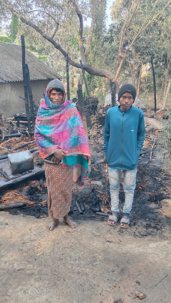 Baharagora : फुस के घर में लगी आग, बेघर हुआ परिवार
