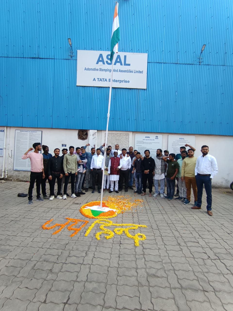 Jamshedpur:छोटा गोविंदपुर में जेपी मंडल  ने दिया राष्ट्रीय ध्वज को सलामी