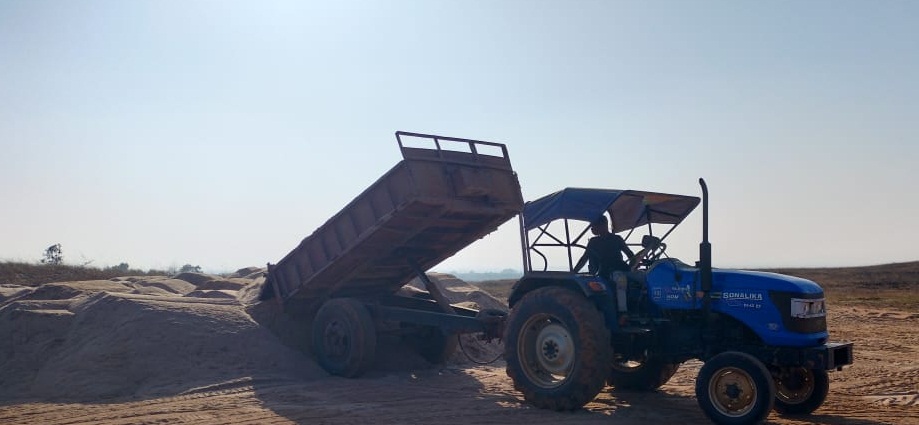 Baharagora : सुवर्ण रेखा नदी घाट से अवैध उत्खनन व भंडारण के साथ हो रही है बालू की तस्करी