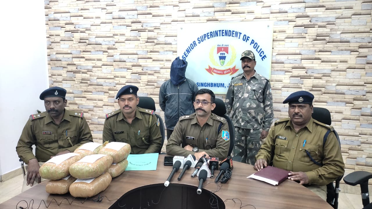 jamshedpur : बरसोल थाना पुलिस ने यात्री बस से 8 किलो गांजा किया बरामद