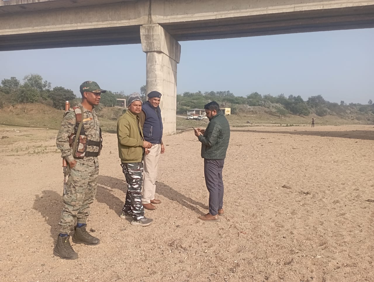 खनन विभाग से ग्रामीणों ने दो ट्रैक्टरों को जबरन छुड़ाया,  पदाधिकारी ने बेरमो थाने में दर्ज कराई  प्राथमिकी