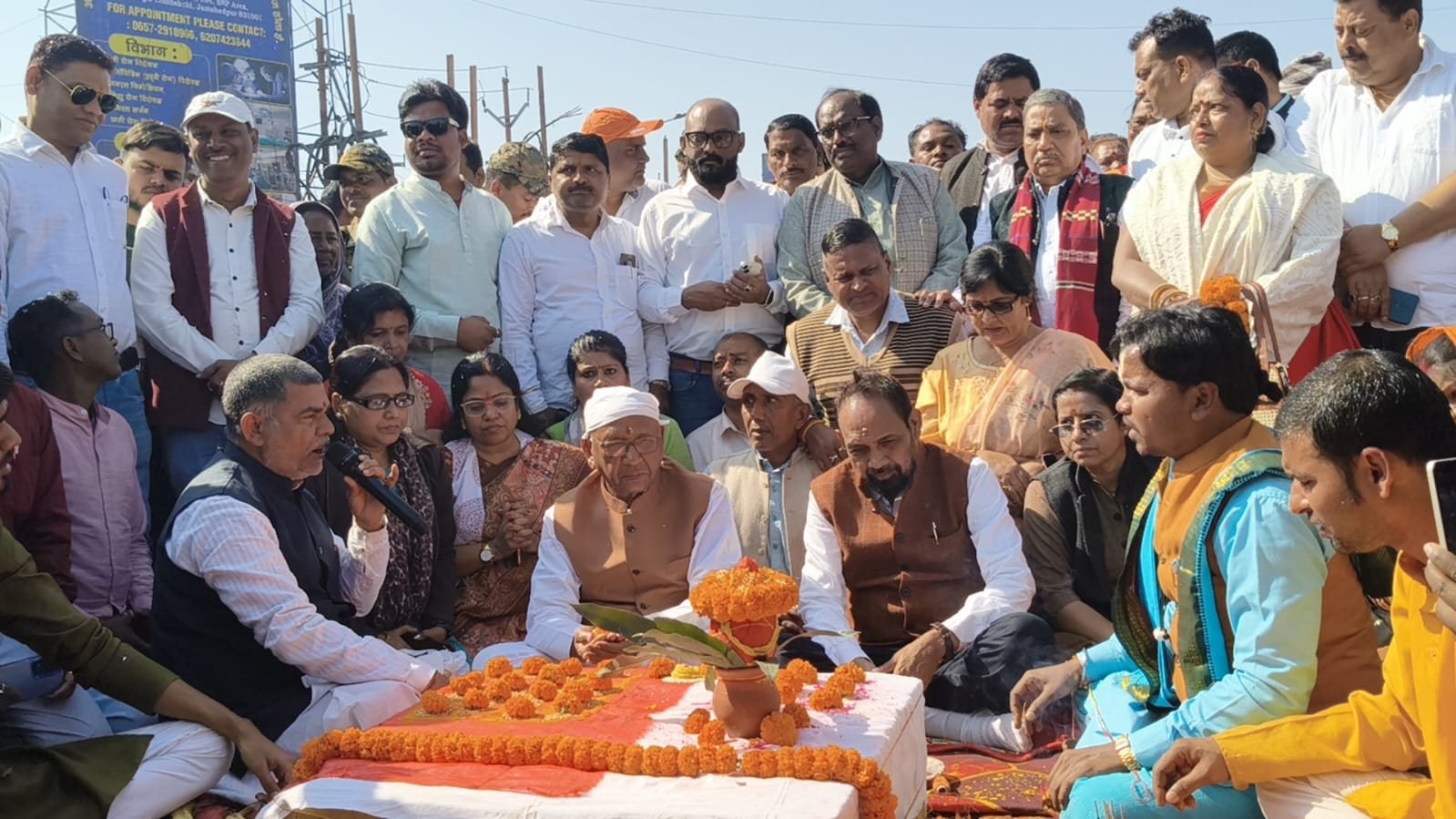 Jamshedpur : पारडीह एलिवेटेड कोरिडोर निर्माण का सांसद-विधायक ने किया भूमि पूजन, भाजपा-जदूय कार्यकर्ताओं ने पटाखे फोड़कर जतायी खुशी