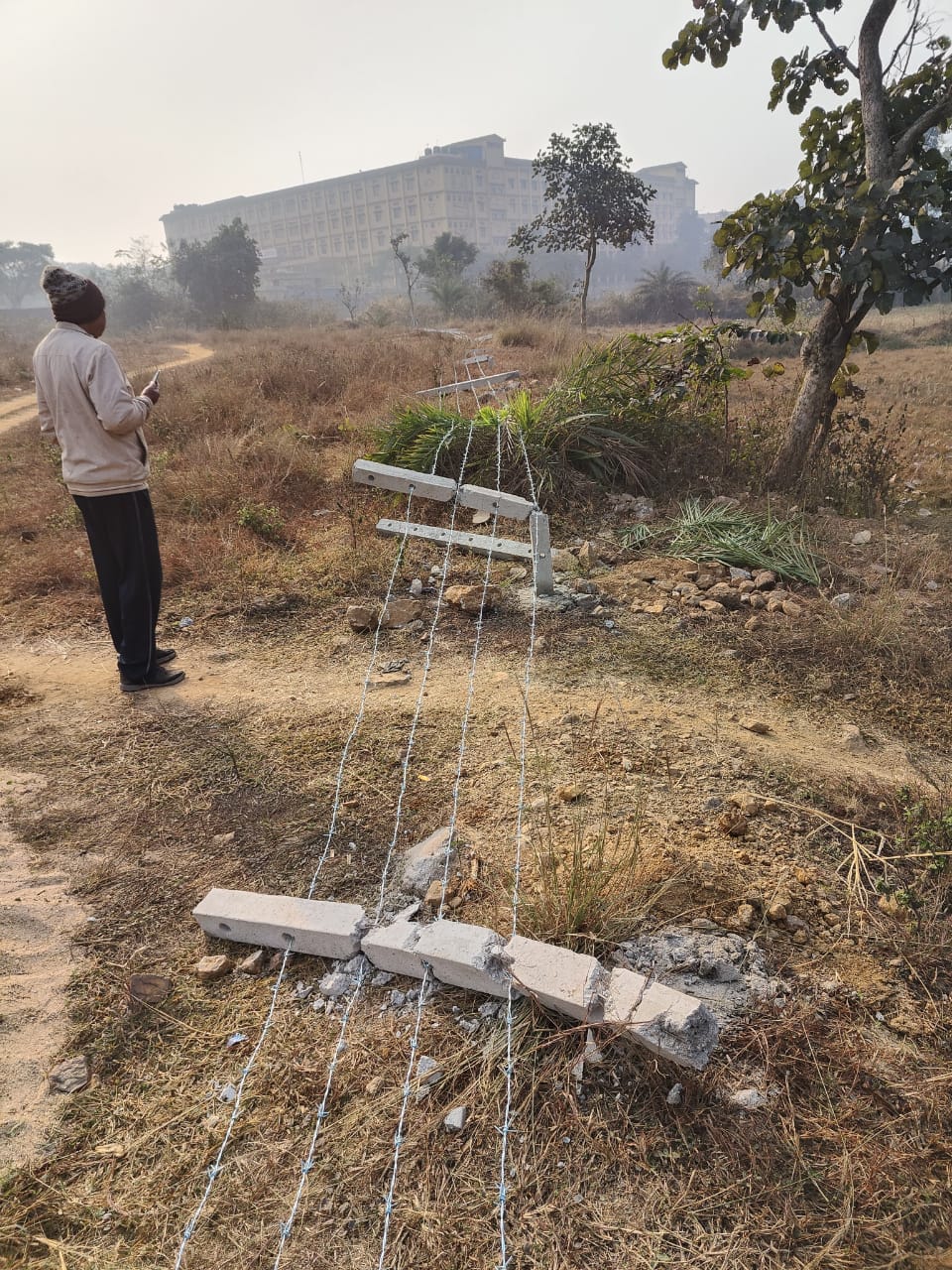 भू-माफियाओं ने रैयती जमीन में गाड़े गये पिलर को तोड़ा, पीड़ित ने पुलिस से लगायी न्याय की गुहार