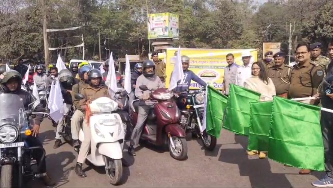 बोकारो में राष्ट्रीय सड़क सुरक्षा माह पर निकाली गई बाइक रैली
