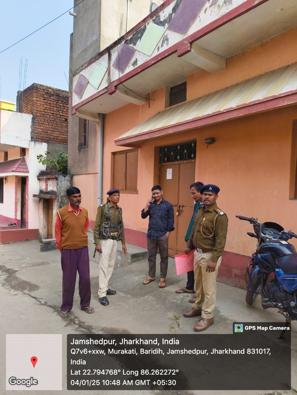 जमीन विवाद में ठगी के फरार आरोपी के घर पुलिस ने चिपकाया पोस्टर