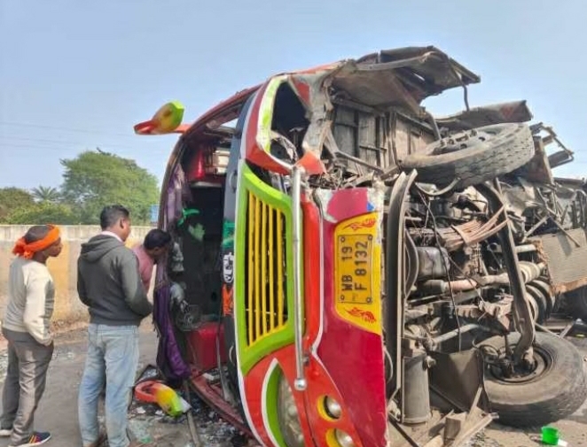 घाटशिला के भाटाजोड़ नाला के पास बस पलटी, 18 घायल