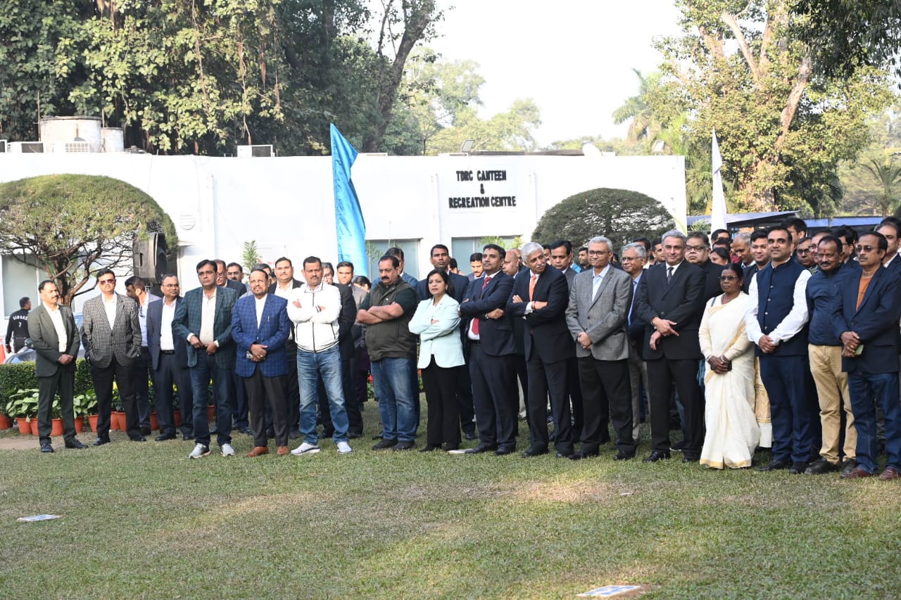 नए साल के अवसर पर टाटा स्टील यूआईएसएल में केक कटिंग समारोह आयोजित