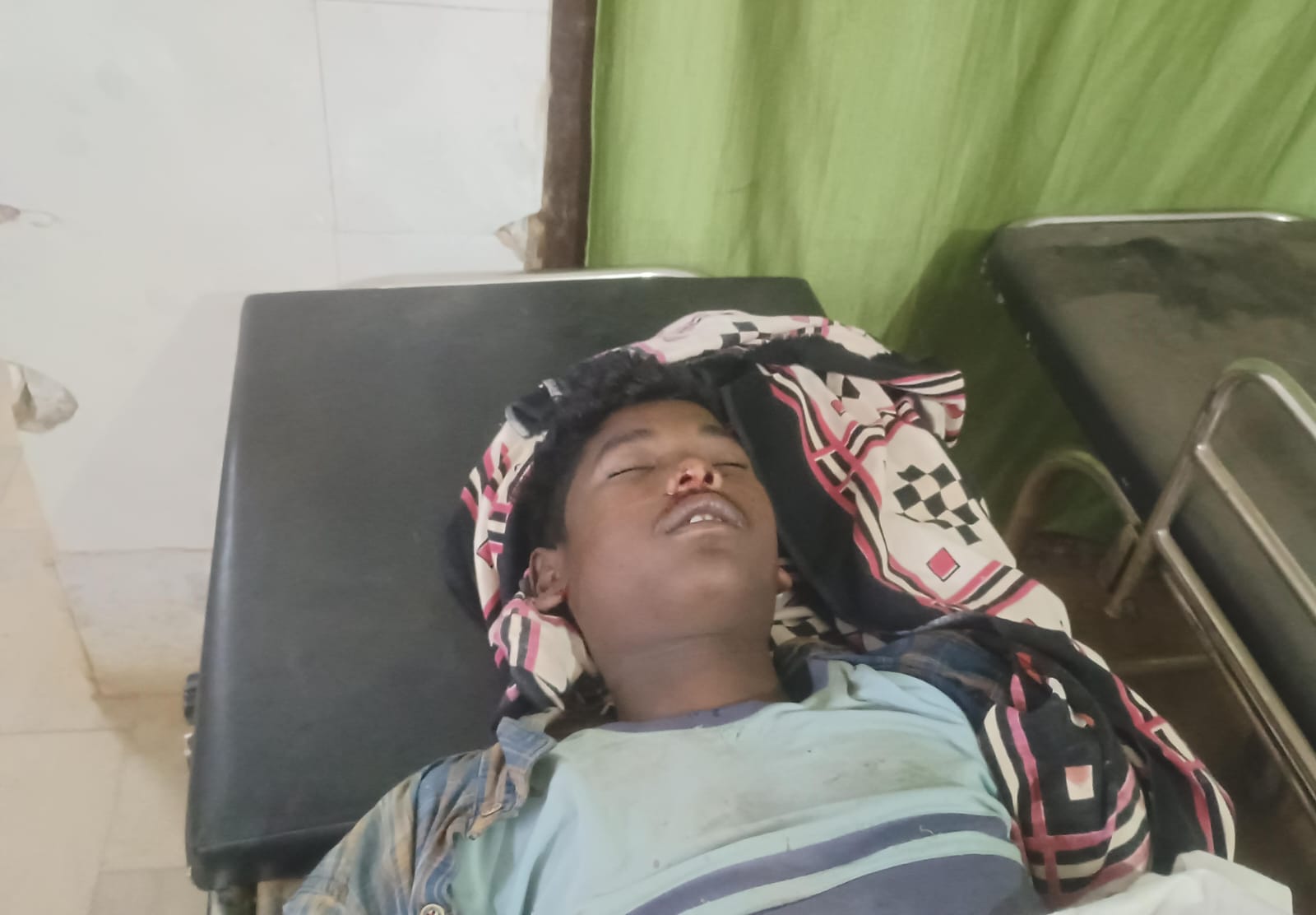 सरकारी एंबुलेंस सेवा की मनमानी के कारण देर से अस्पताल पहुंचने पर हुई एक लड़के की मौत