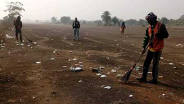 चाकुलिया हवाई पट्टी पर फैले कचरे की नपं प्रशासन ने सफाई करवायी