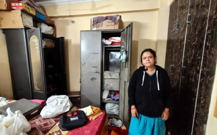 बंद घर का ताला तोड़ कर चोरों ने की लाखों की चोरी