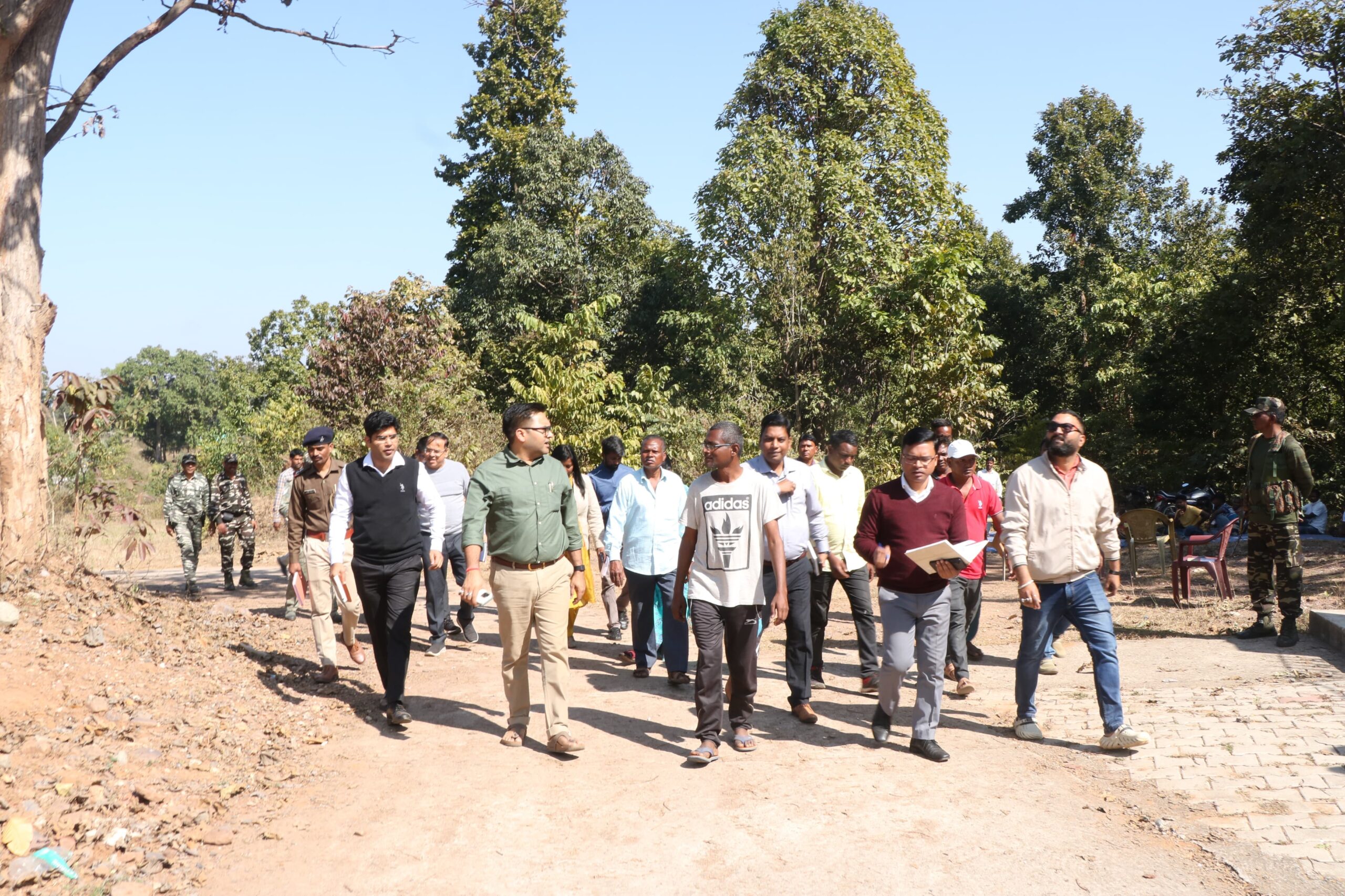 Chaibasa : उपायुक्त ने टोटो प्रखंड के सेरेंगसिया स्थित शहीद स्मारक स्थल का किया निरीक्षण