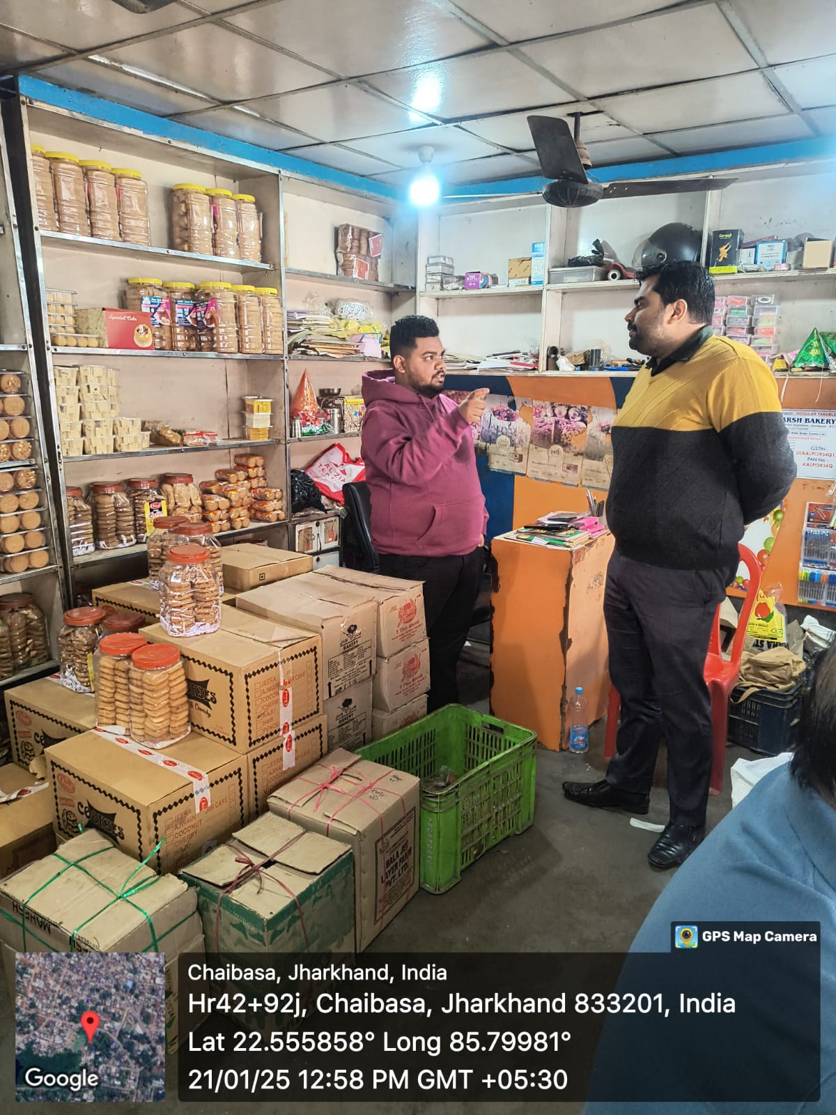 Chaibasa : खाद्य सुरक्षा पदाधिकारी ने आदर्श बेकरी का किया निरीक्षण