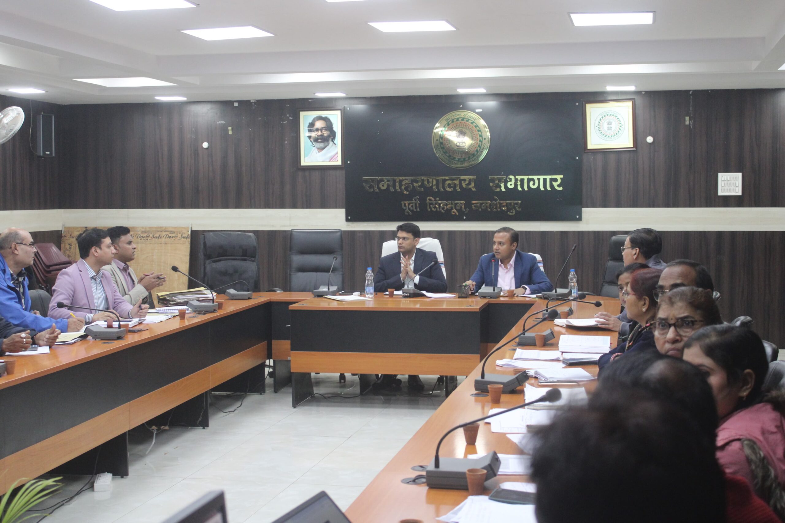 Jamshedpur : उपायुक्त की अध्यक्षता में शिक्षा एवं कल्याण विभाग की हुई समीक्षा बैठक