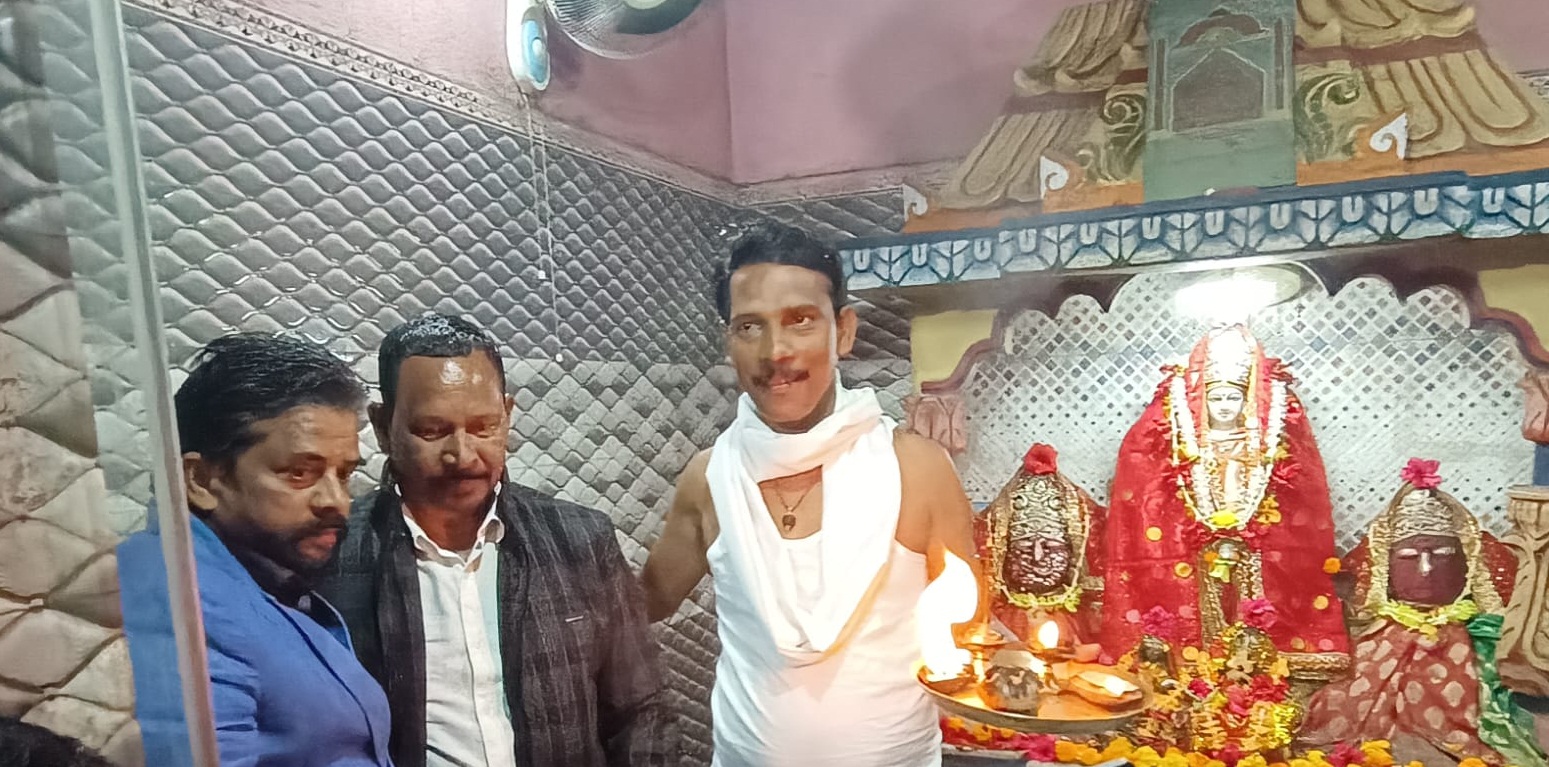 मंत्री दीपक बिरूवा ने बहरागोड़ा शीतला माता मंदिर में पूजा अर्चना की