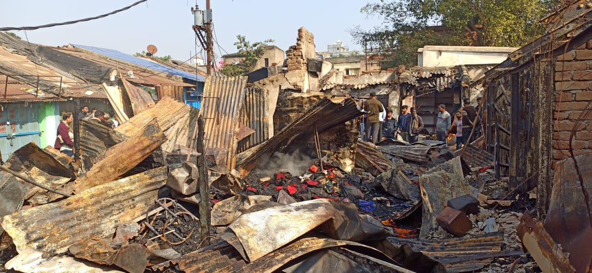 Deoghar : देवघर सब्जी मंडी में भीषण आग, 45 दुकान जली, करोड़ों का नुकसान