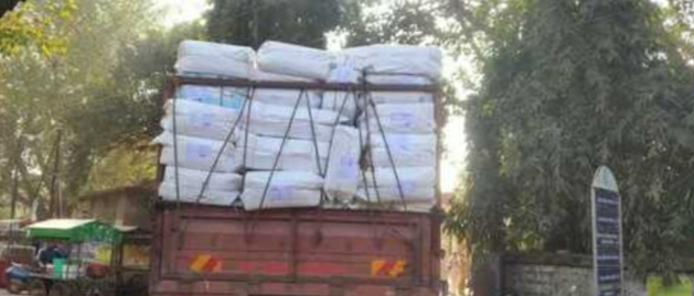 मकर पर्व पर वितरण के लिए ब्लॉक पहुंचा धोती साड़ी व लुंगी