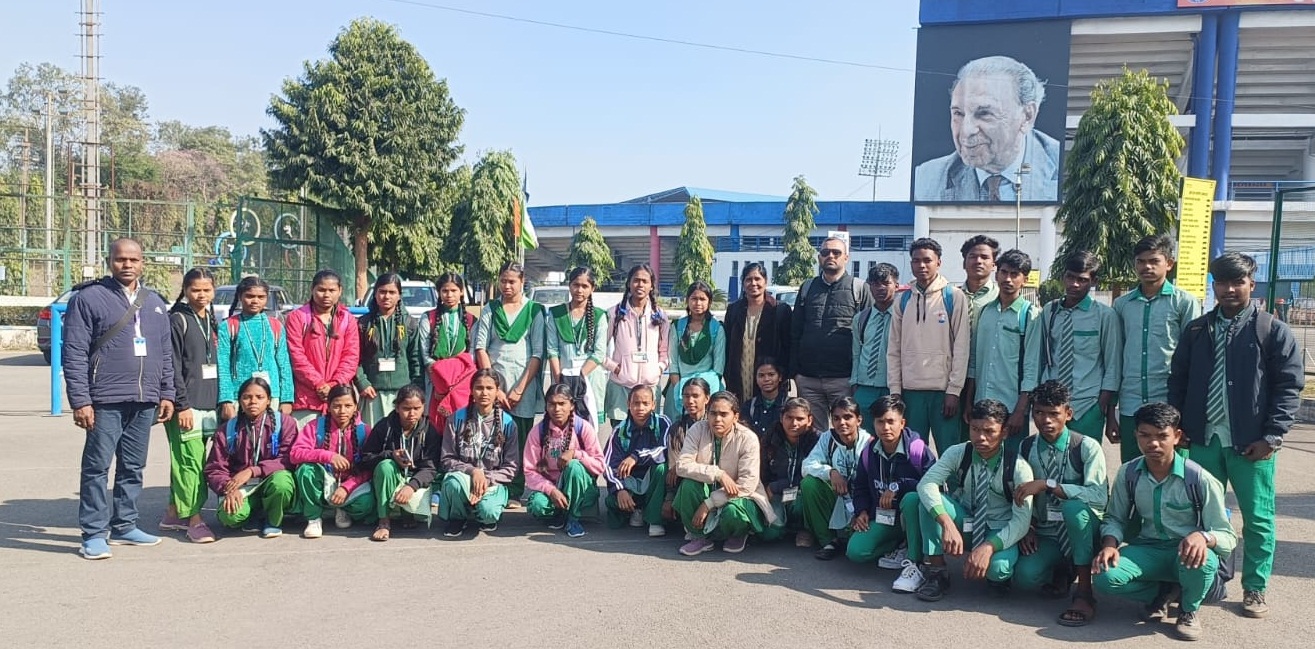 14 सरकारी स्कूलों के 420 छात्रों ने निजी कंपनियों व संस्थाओं का किया शैक्षणिक भ्रमण