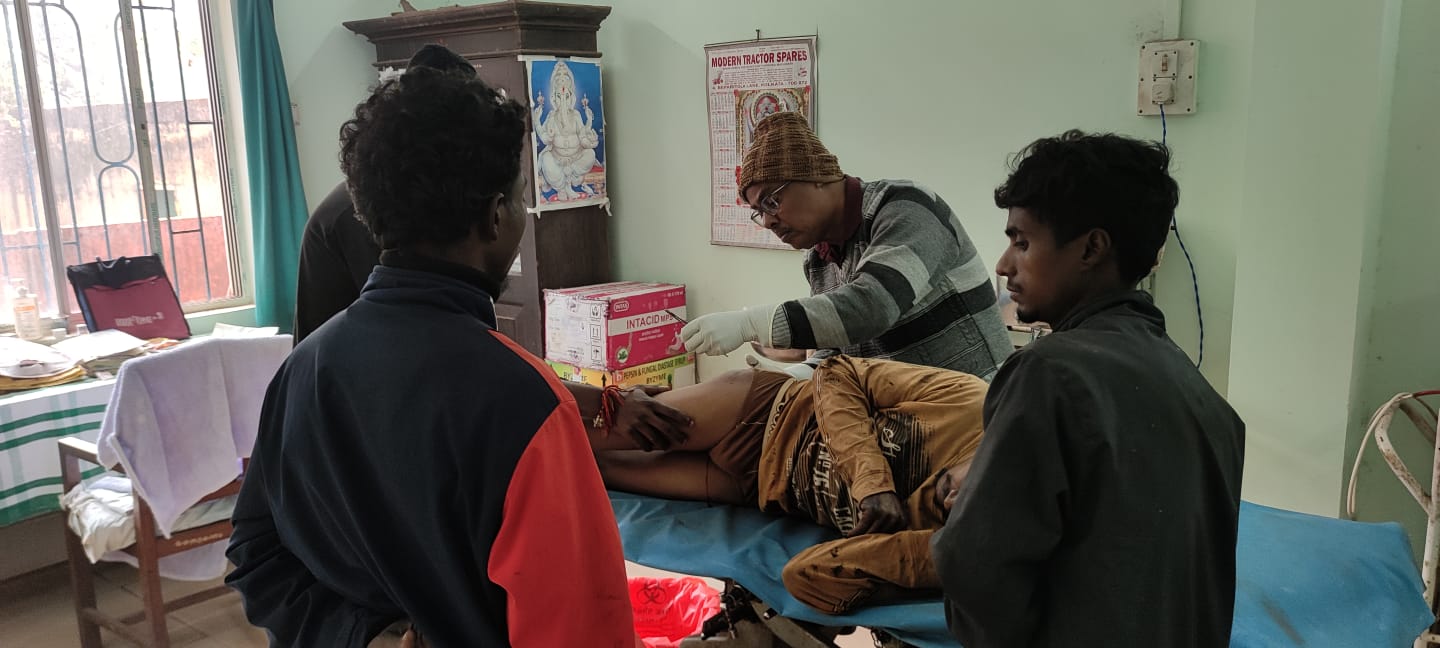 गुवा में टेंपो पलटने से 12 मजदूर गंभीर रूप से घायल