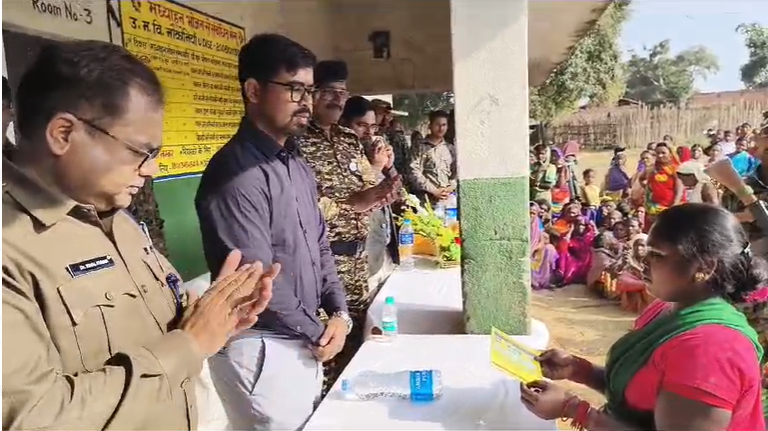 पुलिस प्रशासन पहुंचा नक्सलवाद प्रभावित गांव नोकनियां, ग्रामीणों के बीच किया सामग्रियों का वितरण  