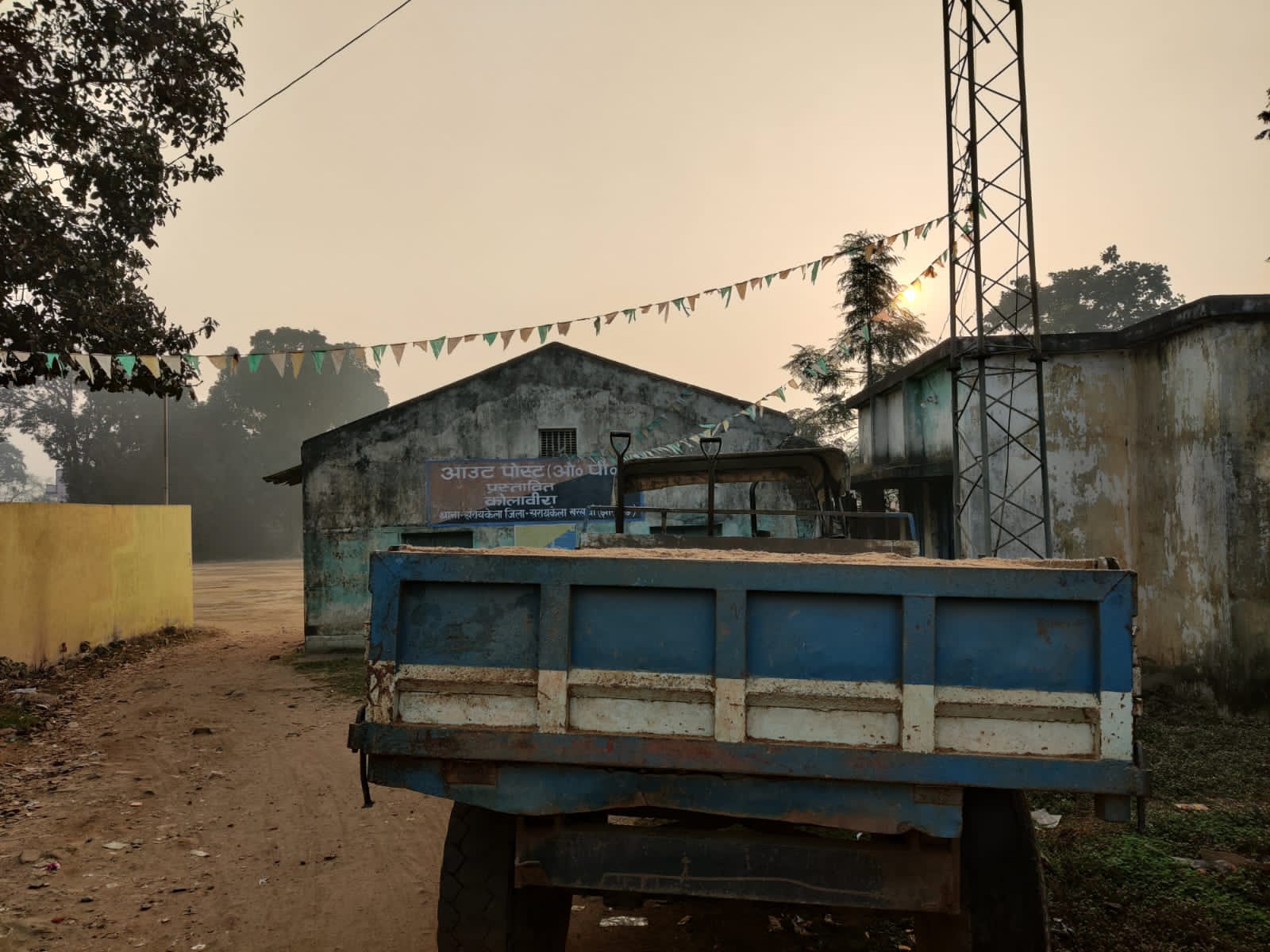 खनन विभाग ने बालू लदा एक हाइवा व ट्रैक्टर किया जब्त