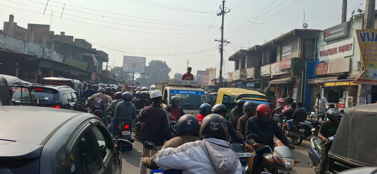 करनडीह चौक पर लगा जाम, घंटो फंसी रही डीसीएलआर की गाड़ी