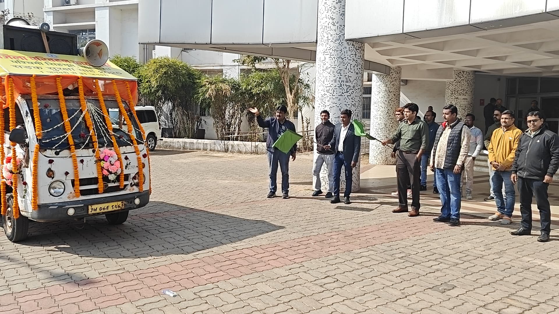 उपविकास आयुक्त ने सड़क सुरक्षा जागरूकता रथ को हरी झंडी दिखाकर किया रवाना