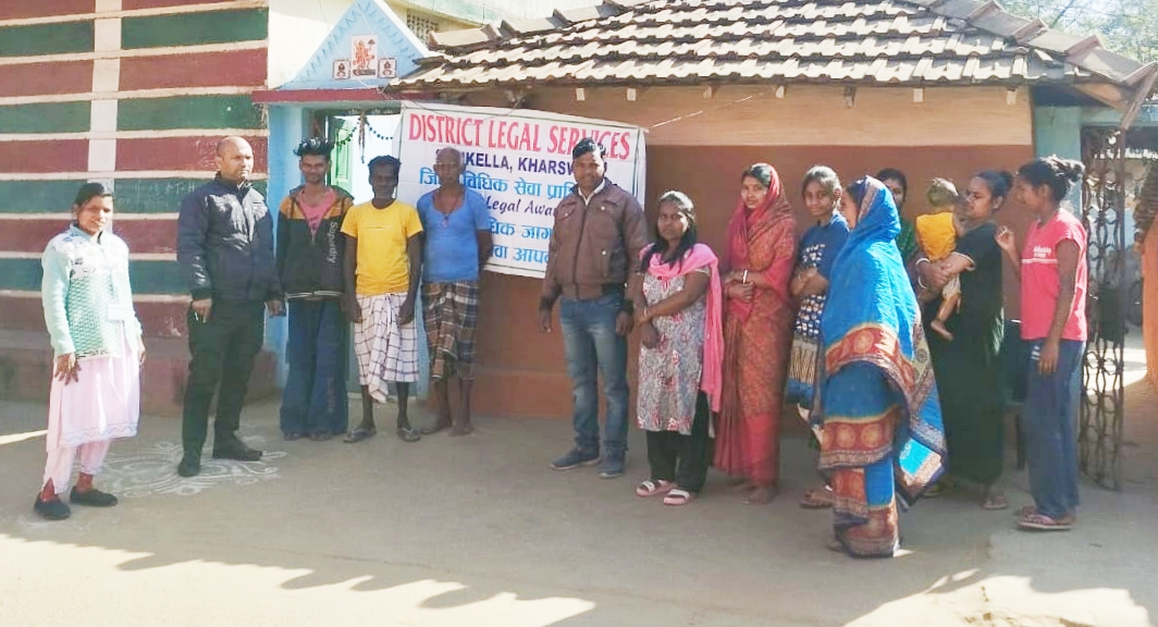 Gamhariya : पीएलवी ने जागरुकता अभियान चलाकर लोगों को दी विधिक जानकारी