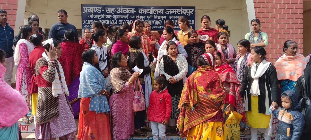 जमशेदपुर प्रखंड मुख्यालय में मंईयां सम्मान योजना के लाभार्थियों का हंगामा, कार्यालय बंदकर भागे कर्मचारी