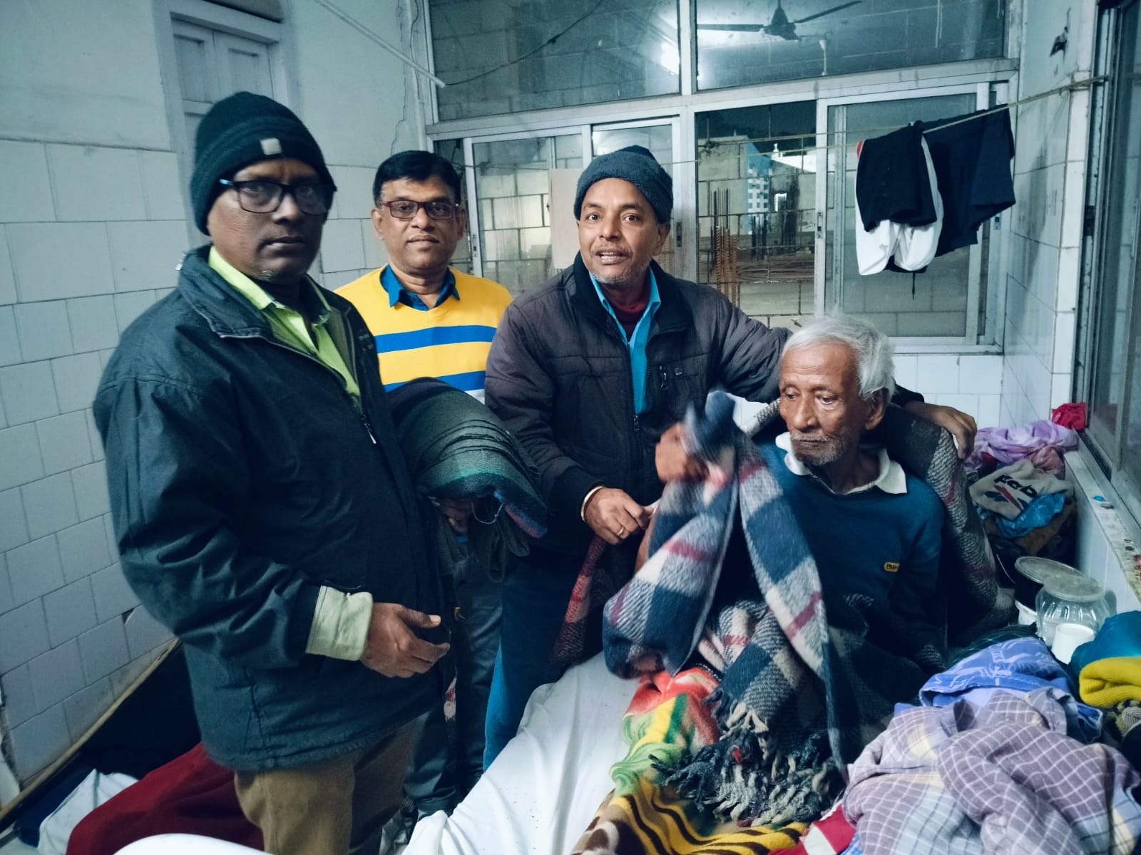 गायत्री परिवार के युवाओं ने एमजीएम अस्पताल में मरीजों के बीच किया कंबल का वितरण