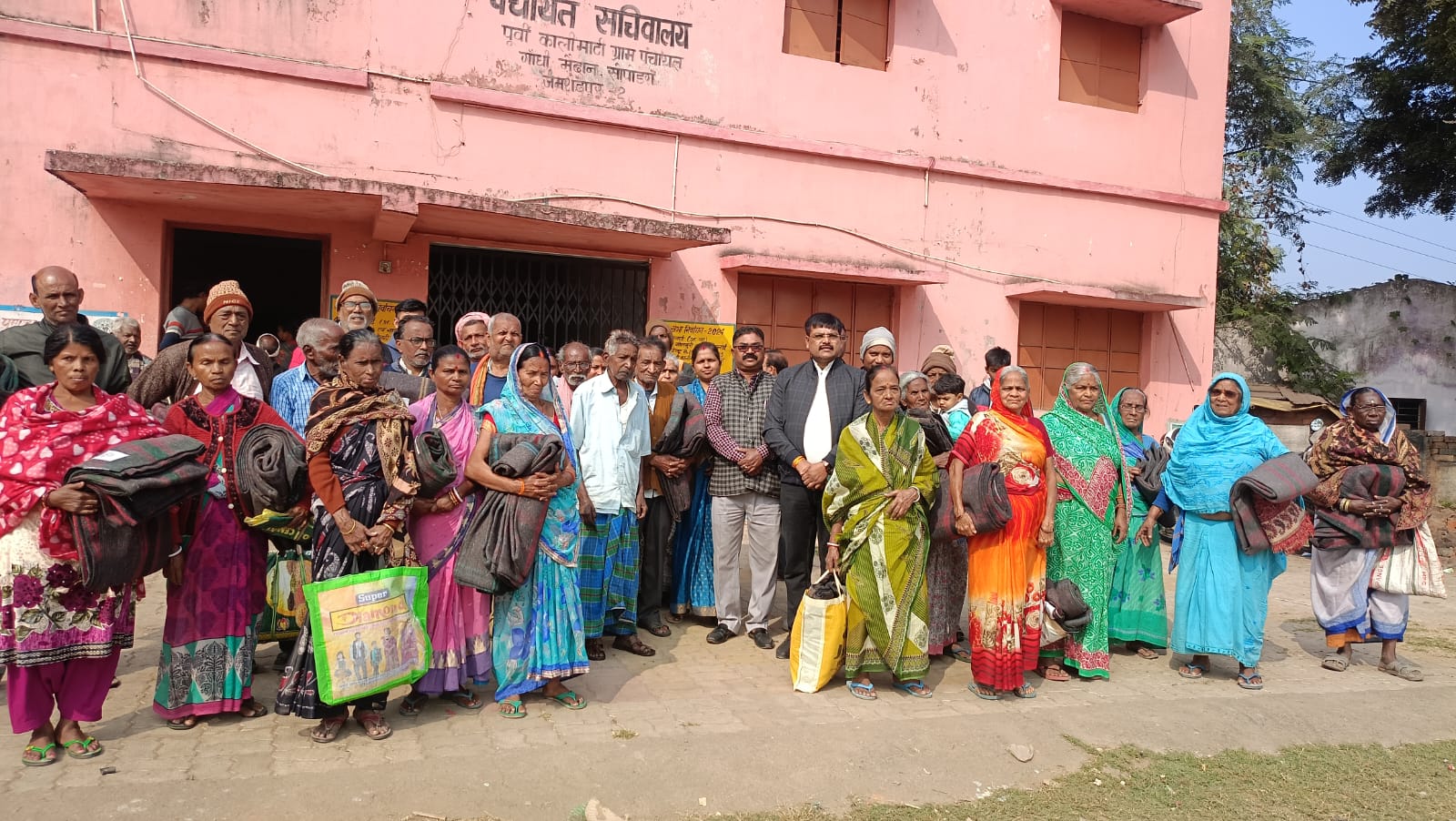 कालीमाटी पंचायत में जरूरतमंद लोगों के बीच किया गया कंबल वितरण