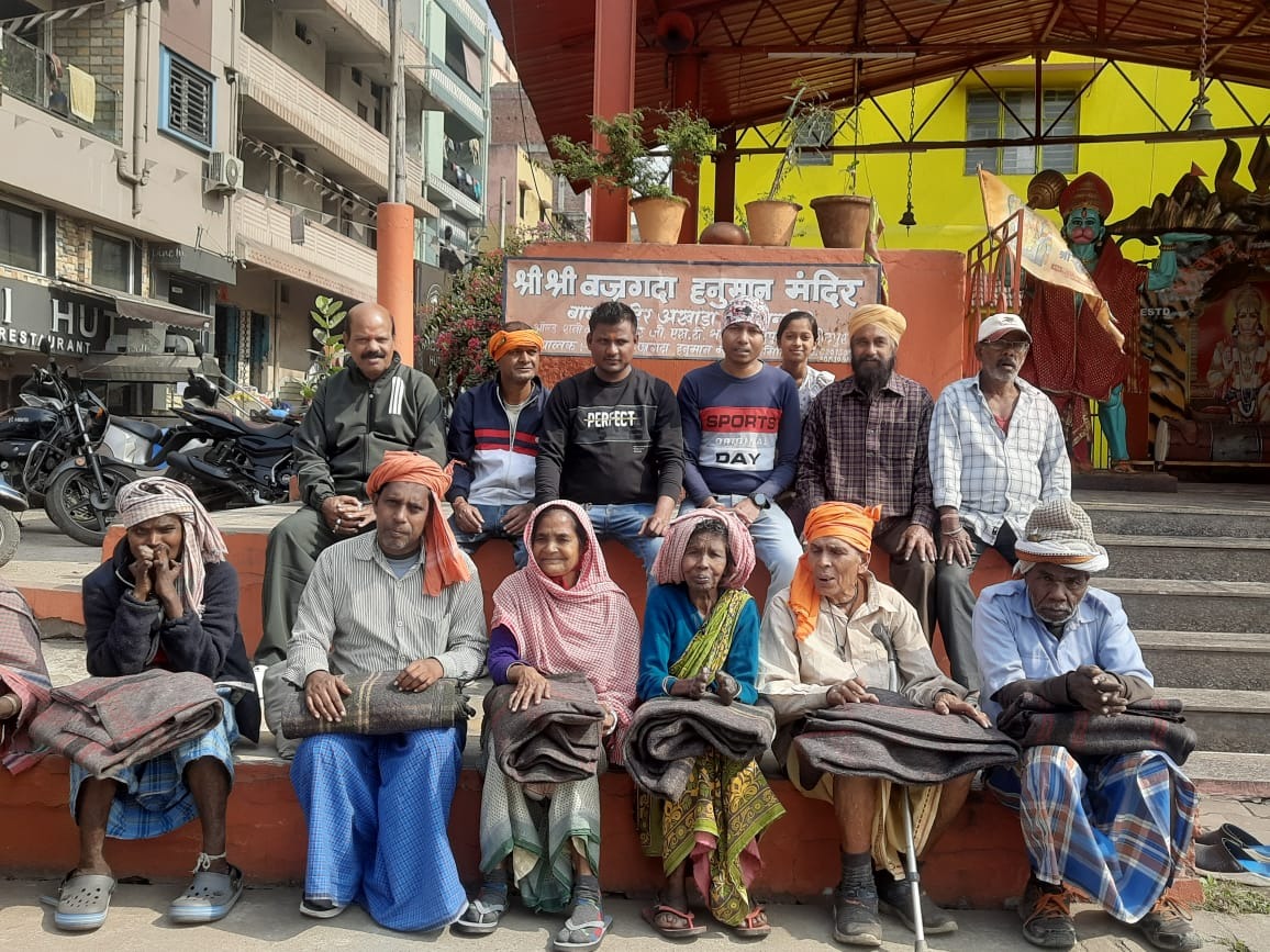 जरूरतमंदों के बीच किया गया कंबल वितरण