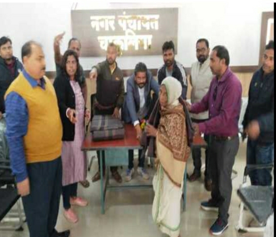चाकुलिया नगर पंचायत कार्यालय में किया गया कंबल वितरण