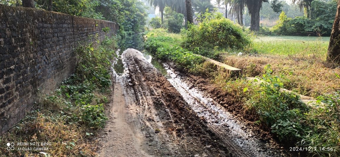 बहरागोड़ा में कीचड़ भरे सड़क पर चलने को मजबूर है ग्रामीण
