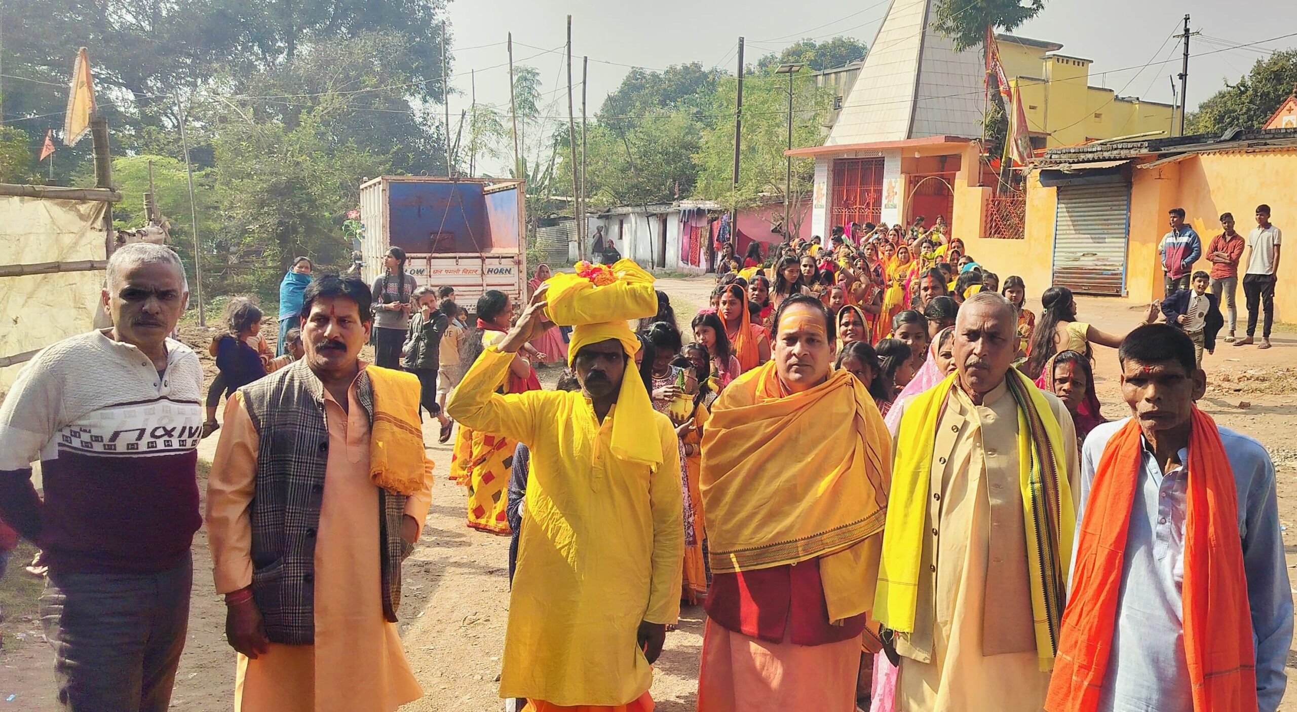 Jamshedpur : किताडीह शितला काली हनुमान मंदिर समिति ने निकाली भव्य शोभा यात्रा