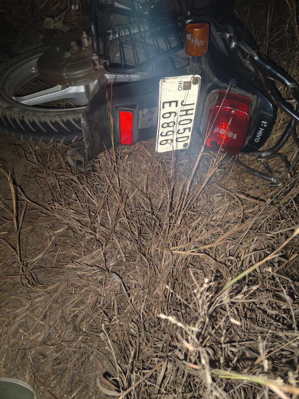 बालू लदे ट्रैक्टर की चपेट में आकर बाइक सवार की मौत, मुआवजे को लेकर पांच घंटे सड़क जाम