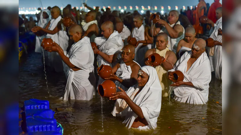 Mahakumbh : जूना अखाड़ा में 100 से अधिक महिलाओं को दी गई नागा की दीक्षा