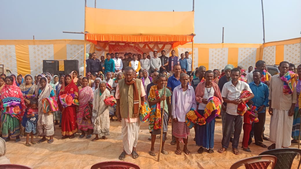 नवागढ़ पंचायत विकास मंच ने ग्रामीणों के बीच किया कंबल का वितरण