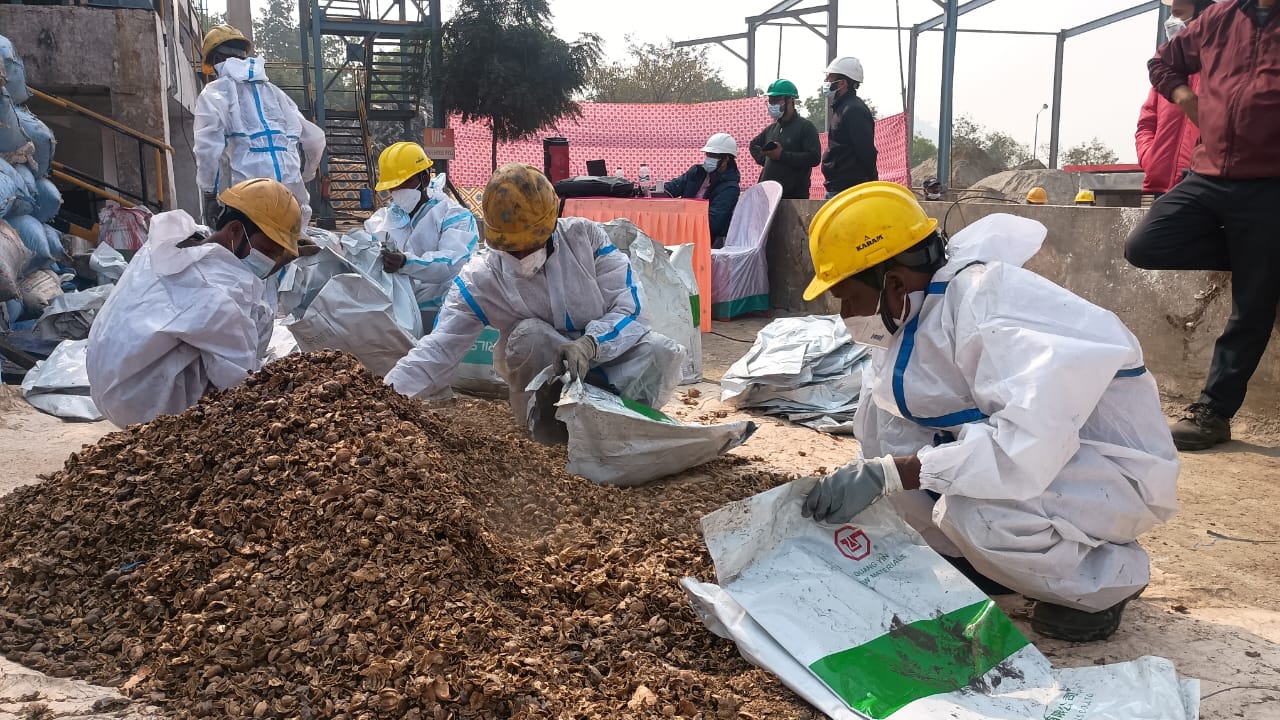 एनसीबी की टीम ने आदित्यपुर वेस्ट मैनेजमेंट प्राइवेट लिमिटेड कंपनी में साढ़े 1500 टन ड्रग्स को किया नष्ट