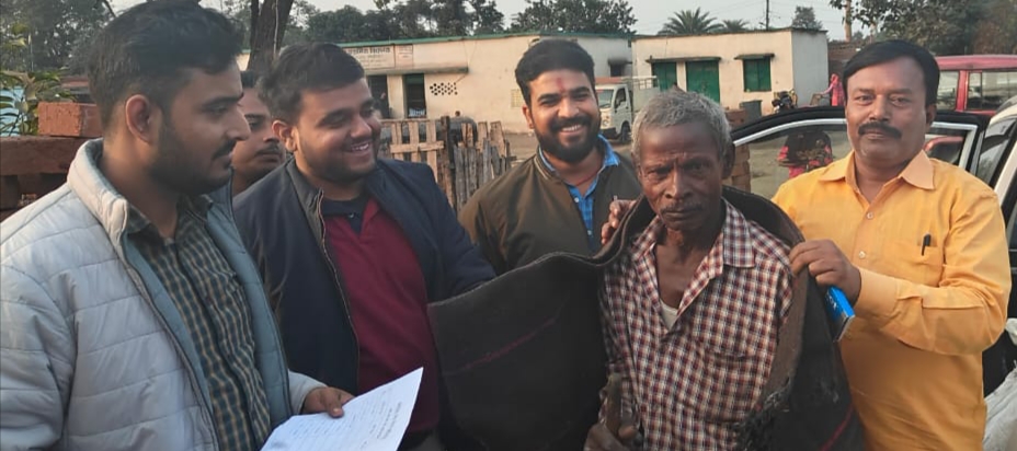 आदित्यपुर नगर निगम के शांतिनगर में 45 जरूरतमंदों के बीच बंटा कंबल